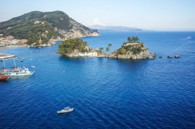 PARGA, GREECE - 5 AĞUSTOS 2024: Parga, Epirus, Yunanistan 'ın şaşırtıcı yaz manzarası