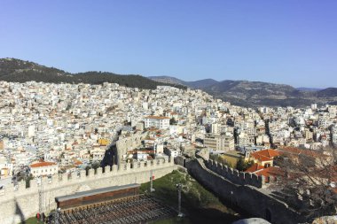 KAVALA, GREECE - 27 Aralık 2023: Eski Kavala kenti, Doğu Makedonya ve Trakya, Yunanistan