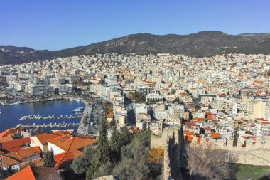 KAVALA, GREECE - 27 Aralık 2023: Eski Kavala kenti, Doğu Makedonya ve Trakya, Yunanistan
