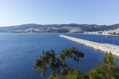 KAVALA, GREECE - 27 Aralık 2023: Eski Kavala kenti, Doğu Makedonya ve Trakya, Yunanistan