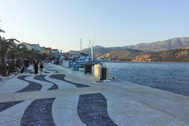 ARGOSTOLION, GREECE - 3 Ağustos 2024: Argostolion, Cephalonia, İyon Adaları, Yunanistan 'ın şaşırtıcı günbatımı manzarası