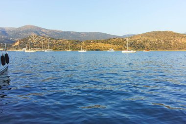 ARGOSTOLION, GREECE - 3 Ağustos 2024: Argostolion, Cephalonia, İyon Adaları, Yunanistan 'ın şaşırtıcı günbatımı manzarası