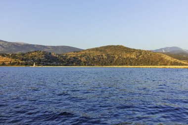 ARGOSTOLION, GREECE - 3 Ağustos 2024: Argostolion, Cephalonia, İyon Adaları, Yunanistan 'ın şaşırtıcı günbatımı manzarası