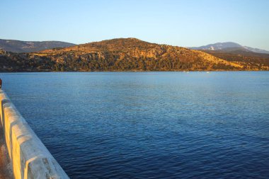 ARGOSTOLION, GREECE - 3 Ağustos 2024: Argostolion, Cephalonia, İyon Adaları, Yunanistan 'ın şaşırtıcı günbatımı manzarası