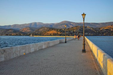 ARGOSTOLION, GREECE - 3 Ağustos 2024: Argostolion, Cephalonia, İyon Adaları, Yunanistan 'ın şaşırtıcı günbatımı manzarası