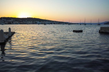 ARGOSTOLION, GREECE - 3 Ağustos 2024: Argostolion, Cephalonia, İyon Adaları, Yunanistan 'ın şaşırtıcı günbatımı manzarası