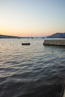 ARGOSTOLION, GREECE - 3 Ağustos 2024: Argostolion, Cephalonia, İyon Adaları, Yunanistan 'ın şaşırtıcı günbatımı manzarası