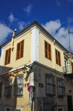 XANTHI, GREECE - 26 Aralık 2023: Xanthi, Doğu Makedonya ve Trakya 'daki eski sokak ve eski evler