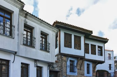 XANTHI, GREECE - 26 Aralık 2023: Xanthi, Doğu Makedonya ve Trakya 'daki eski sokak ve eski evler