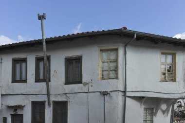 XANTHI, GREECE - 26 Aralık 2023: Xanthi, Doğu Makedonya ve Trakya 'daki eski sokak ve eski evler