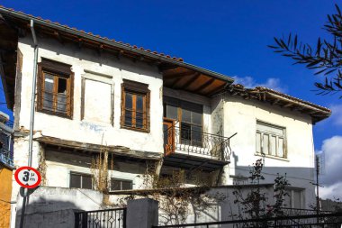 XANTHI, GREECE - 26 Aralık 2023: Xanthi, Doğu Makedonya ve Trakya 'daki eski sokak ve eski evler