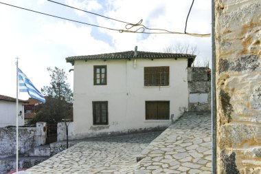XANTHI, GREECE - 26 Aralık 2023: Xanthi, Doğu Makedonya ve Trakya 'daki eski sokak ve eski evler