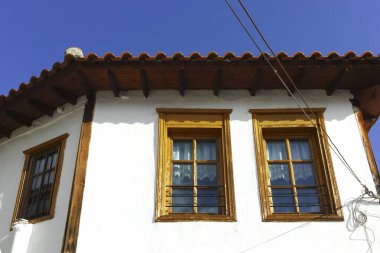 XANTHI, GREECE - 26 Aralık 2023: Xanthi, Doğu Makedonya ve Trakya 'daki eski sokak ve eski evler