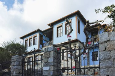 XANTHI, GREECE - 26 Aralık 2023: Xanthi, Doğu Makedonya ve Trakya 'daki eski sokak ve eski evler