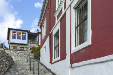 XANTHI, GREECE - 26 Aralık 2023: Xanthi, Doğu Makedonya ve Trakya 'daki eski sokak ve eski evler