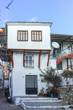 XANTHI, GREECE - 26 Aralık 2023: Xanthi, Doğu Makedonya ve Trakya 'daki eski sokak ve eski evler