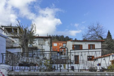 XANTHI, GREECE - 26 Aralık 2023: Xanthi, Doğu Makedonya ve Trakya 'daki eski sokak ve eski evler