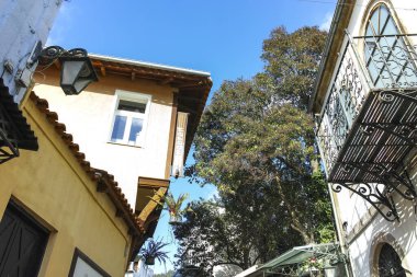 XANTHI, GREECE - 26 Aralık 2023: Xanthi, Doğu Makedonya ve Trakya 'daki eski sokak ve eski evler