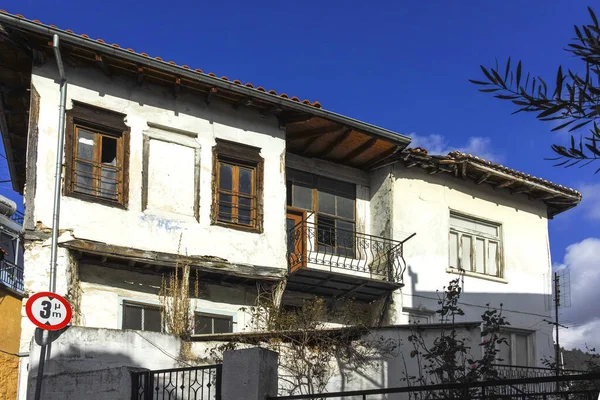 XANTHI, GREECE - 26 Aralık 2023: Xanthi, Doğu Makedonya ve Trakya 'daki eski sokak ve eski evler