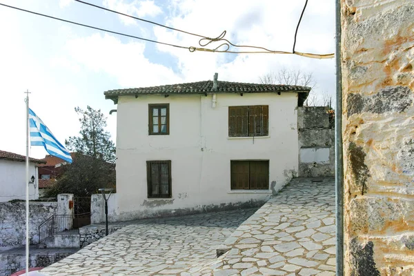 XANTHI, GREECE - 26 Aralık 2023: Xanthi, Doğu Makedonya ve Trakya 'daki eski sokak ve eski evler