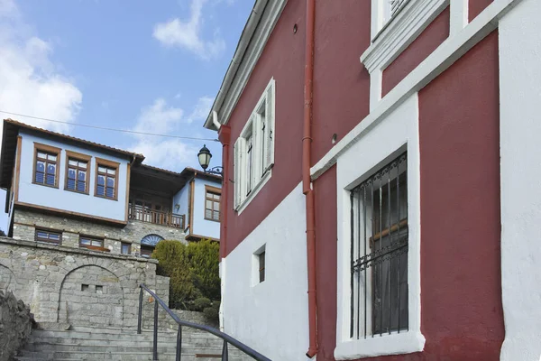 XANTHI, GREECE - 26 Aralık 2023: Xanthi, Doğu Makedonya ve Trakya 'daki eski sokak ve eski evler