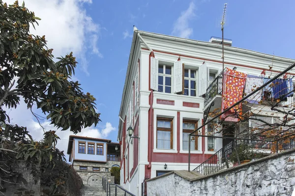 XANTHI, GREECE - 26 Aralık 2023: Xanthi, Doğu Makedonya ve Trakya 'daki eski sokak ve eski evler