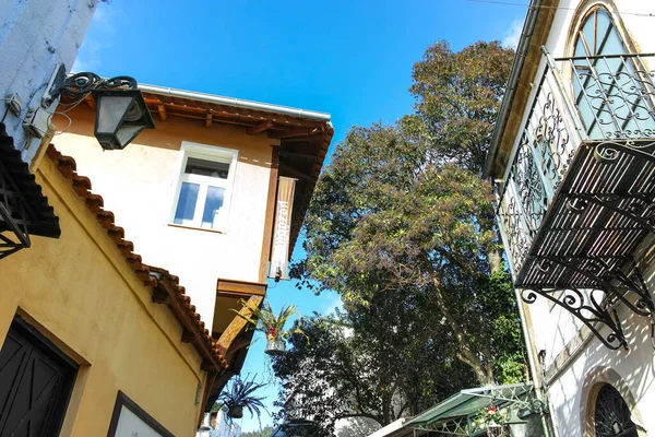 XANTHI, GREECE - 26 Aralık 2023: Xanthi, Doğu Makedonya ve Trakya 'daki eski sokak ve eski evler