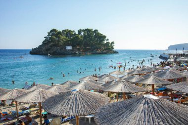 PARGA, GREECE - 5 AĞUSTOS 2024: Parga, Epirus, Yunanistan 'ın şaşırtıcı yaz manzarası