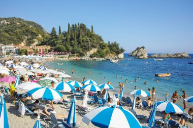 PARGA, GREECE - 5 AĞUSTOS 2024: Parga, Epirus, Yunanistan 'ın şaşırtıcı yaz manzarası