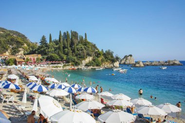 PARGA, GREECE - 5 AĞUSTOS 2024: Parga, Epirus, Yunanistan 'ın şaşırtıcı yaz manzarası