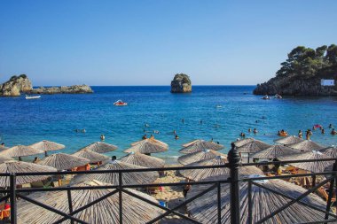 PARGA, GREECE - 5 AĞUSTOS 2024: Parga, Epirus, Yunanistan 'ın şaşırtıcı yaz manzarası