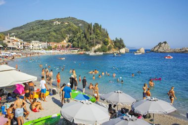PARGA, GREECE - 5 AĞUSTOS 2024: Parga, Epirus, Yunanistan 'ın şaşırtıcı yaz manzarası