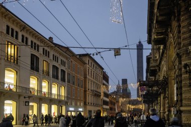 BOLOGNA, İtalya - 07 Aralık 2024: Bologna 'nın Eski Kasabası Panorama, Emilia-Romagna Bölgesi, İtalya