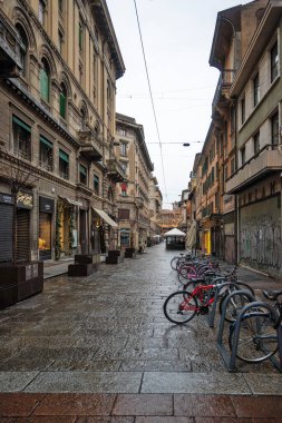 BOLOGNA, İtalya - 07 Aralık 2024: Bologna 'nın Eski Kasabası Panorama, Emilia-Romagna Bölgesi, İtalya