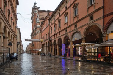 BOLOGNA, İtalya - 07 Aralık 2024: Bologna 'nın Eski Kasabası Panorama, Emilia-Romagna Bölgesi, İtalya