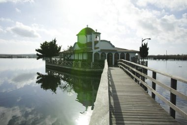 PORTO LAGOS, GREECE - 26 Aralık 2023: Porto Lagos, Doğu Makedonya ve Trakya 'daki iki adada bulunan Aziz Nicholas Manastırı, Yunanistan