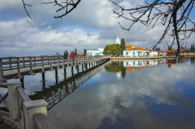 PORTO LAGOS, GREECE - 26 Aralık 2023: Porto Lagos, Doğu Makedonya ve Trakya 'daki iki adada bulunan Aziz Nicholas Manastırı, Yunanistan