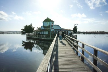 PORTO LAGOS, GREECE - 26 Aralık 2023: Porto Lagos, Doğu Makedonya ve Trakya 'daki iki adada bulunan Aziz Nicholas Manastırı, Yunanistan