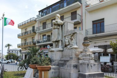 POLİGNANO A MARE, İTALYA - 13 Mayıs 2024: Eski Polignano bir Mare, Apulia Bölgesi 'nin muhteşem manzarası