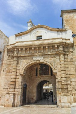 POLİGNANO A MARE, İTALYA - 13 Mayıs 2024: Eski Polignano bir Mare, Apulia Bölgesi 'nin muhteşem manzarası