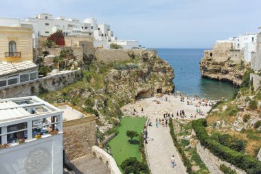 POLİGNANO A MARE, İTALYA - 13 Mayıs 2024: Eski Polignano bir Mare, Apulia Bölgesi 'nin muhteşem manzarası