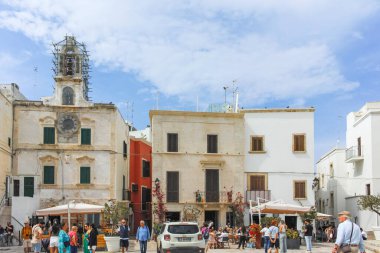 POLİGNANO A MARE, İTALYA - 13 Mayıs 2024: Eski Polignano bir Mare, Apulia Bölgesi 'nin muhteşem manzarası