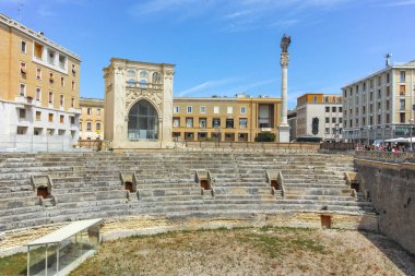 LECCE, İtalya - 12 Mayıs 2024: İtalya 'nın Apulia Bölgesi' ndeki Eski Lecce kasabasının muhteşem manzarası