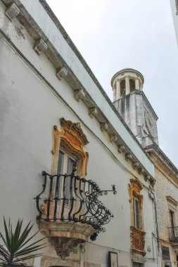 LOCOROTONDO, İtalya - 15 Mayıs 2024: Locorotondo, Apulia Bölgesi, İtalya