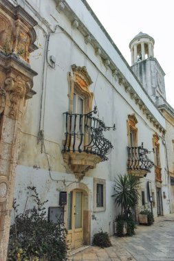 LOCOROTONDO, İtalya - 15 Mayıs 2024: Locorotondo, Apulia Bölgesi, İtalya