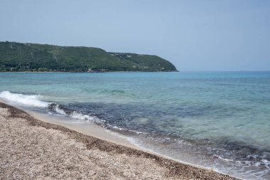 Yunanistan 'ın İyon Adaları' ndaki Agios Ioannis plajı yakınlarındaki Lefkada Panoraması