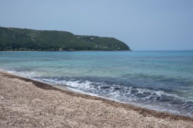 Yunanistan 'ın İyon Adaları' ndaki Agios Ioannis plajı yakınlarındaki Lefkada Panoraması