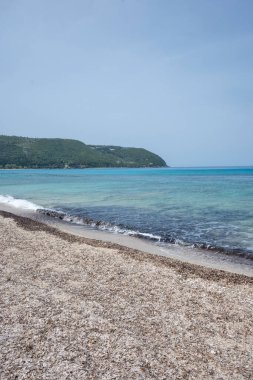 Yunanistan 'ın İyon Adaları' ndaki Agios Ioannis plajı yakınlarındaki Lefkada Panoraması