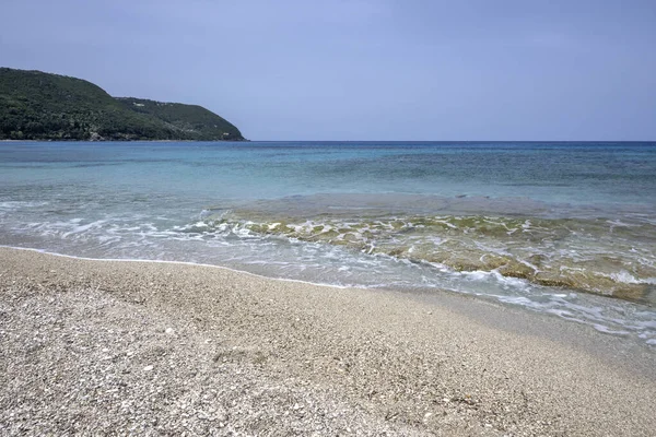 Yunanistan 'ın İyon Adaları' ndaki Agios Ioannis plajı yakınlarındaki Lefkada Panoraması