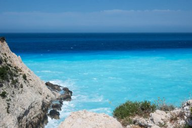Yunanistan 'ın İyon Adaları' ndaki Porto Katsiki plajı yakınlarındaki Lefkada Sahili 'nin Muhteşem Panoraması